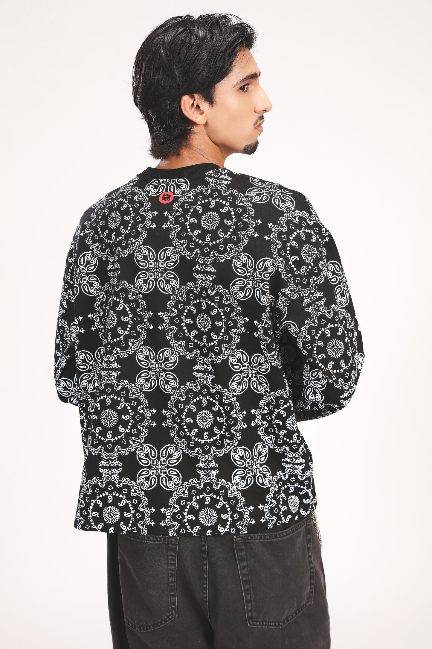 BLACK PAISLEY TEE
