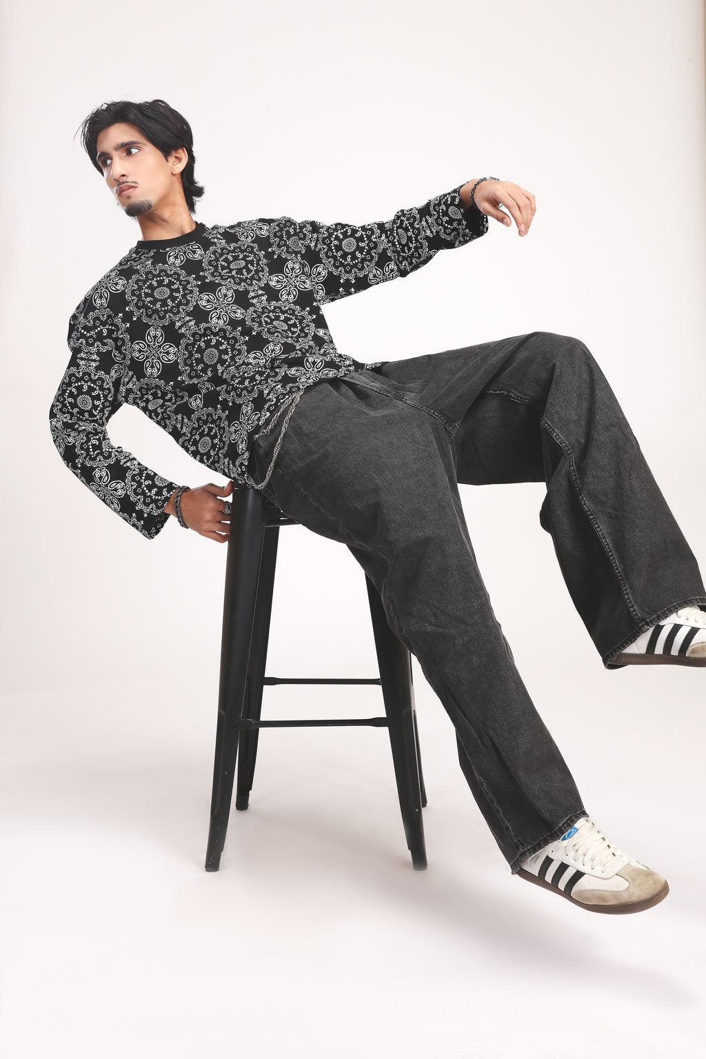 BLACK PAISLEY TEE